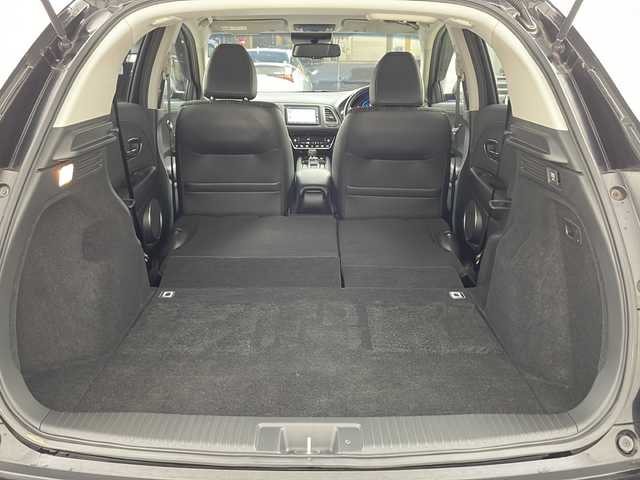 ホンダ ヴェゼル ハイブリッド Z ホンダセンシング 兵庫県 2018(平30)年 6.7万km クリスタルブラックパール ・ワンオーナー車/・純正ナビ/Bluetooth/CD/DVD/SD/USB/TV/・バックカメラ/・ホンダセンシング/・衝突軽減ブレーキ/・誤発進抑制機能/・歩行者事故低減ステアリング/・路外逸脱抑制機能/・アダプティブクルーズコントロール/・車線維持支援システム/・先行車発進お知らせ機能/・標識認識機能/・車両接近通報装置/・ステアリングスイッチ/・パドルシフト/・社外フロアマット/・ハーフレザーシート/・前席シートヒーター/・電子パーキングブレーキ/・オートホールドブレーキ/・純正17インチアルミホイールタイヤ/・LEDヘッドライト/・フォグランプ/・ビルトインETC/・スマートキー/・スペアキー/・取扱説明書/・保証書/・コンフォートビューパッケージ