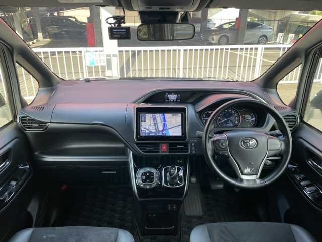 トヨタ ヴォクシー ハイブリッド ZS 煌Ⅲ 神奈川県 2021(令3)年 5.5万km ブラック ワンオーナー				/純正9インチSDナビ【NSZT-Y68T】			/・DTV/SD/CD/DVD/REC/BT				/純正フリップダウンモニター/バックカメラ/クリアランスソナー/ハーフレザーシート/前席シートヒーター/ビルトインETC2.0/ToyotaSafetySense/・プリクラッシュセーフティー/・レーンディパーチャーアラート				/・オートマチックハイビーム/・先行車発進告知機能/両側パワースライドドア/クルーズコントロール/ドライブレコーダー/社外15インチAW/サマータイヤ付純正17インチAW車載		/オートライト/純正LEDヘッドライト				/フォグランプ			/プッシュEgスタート/ストップ			/スマートキー×2	/ドアバイザー/純正フロアマット/取扱説明書/ナビ取扱説明書				/新車時保証書