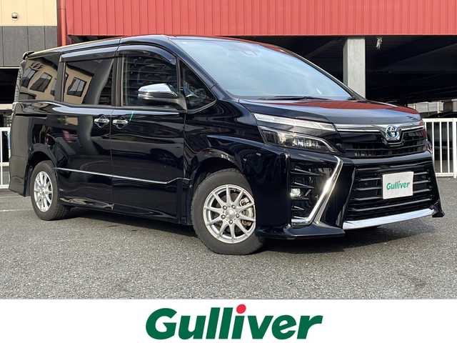 トヨタ ヴォクシー ハイブリッド ZS 煌Ⅲ 神奈川県 2021(令3)年 5.5万km ブラック ワンオーナー				/純正9インチSDナビ【NSZT-Y68T】			/・DTV/SD/CD/DVD/REC/BT				/純正フリップダウンモニター/バックカメラ/クリアランスソナー/ハーフレザーシート/前席シートヒーター/ビルトインETC2.0/ToyotaSafetySense/・プリクラッシュセーフティー/・レーンディパーチャーアラート				/・オートマチックハイビーム/・先行車発進告知機能/両側パワースライドドア/クルーズコントロール/ドライブレコーダー/社外15インチAW/サマータイヤ付純正17インチAW車載		/オートライト/純正LEDヘッドライト				/フォグランプ			/プッシュEgスタート/ストップ			/スマートキー×2	/ドアバイザー/純正フロアマット/取扱説明書/ナビ取扱説明書				/新車時保証書