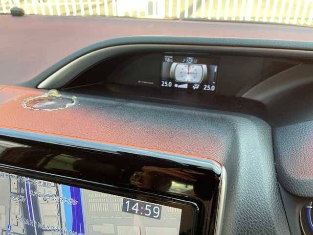 トヨタ ヴォクシー ハイブリッド ZS 煌Ⅲ 神奈川県 2021(令3)年 5.5万km ブラック ワンオーナー				/純正9インチSDナビ【NSZT-Y68T】			/・DTV/SD/CD/DVD/REC/BT				/純正フリップダウンモニター/バックカメラ/クリアランスソナー/ハーフレザーシート/前席シートヒーター/ビルトインETC2.0/ToyotaSafetySense/・プリクラッシュセーフティー/・レーンディパーチャーアラート				/・オートマチックハイビーム/・先行車発進告知機能/両側パワースライドドア/クルーズコントロール/ドライブレコーダー/社外15インチAW/サマータイヤ付純正17インチAW車載		/オートライト/純正LEDヘッドライト				/フォグランプ			/プッシュEgスタート/ストップ			/スマートキー×2	/ドアバイザー/純正フロアマット/取扱説明書/ナビ取扱説明書				/新車時保証書