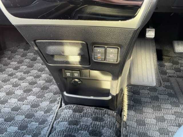 トヨタ ヴォクシー ハイブリッド ZS 煌Ⅲ 神奈川県 2021(令3)年 5.5万km ブラック ワンオーナー				/純正9インチSDナビ【NSZT-Y68T】			/・DTV/SD/CD/DVD/REC/BT				/純正フリップダウンモニター/バックカメラ/クリアランスソナー/ハーフレザーシート/前席シートヒーター/ビルトインETC2.0/ToyotaSafetySense/・プリクラッシュセーフティー/・レーンディパーチャーアラート				/・オートマチックハイビーム/・先行車発進告知機能/両側パワースライドドア/クルーズコントロール/ドライブレコーダー/社外15インチAW/サマータイヤ付純正17インチAW車載		/オートライト/純正LEDヘッドライト				/フォグランプ			/プッシュEgスタート/ストップ			/スマートキー×2	/ドアバイザー/純正フロアマット/取扱説明書/ナビ取扱説明書				/新車時保証書