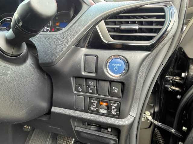 トヨタ ヴォクシー ハイブリッド ZS 煌Ⅲ 神奈川県 2021(令3)年 5.5万km ブラック ワンオーナー				/純正9インチSDナビ【NSZT-Y68T】			/・DTV/SD/CD/DVD/REC/BT				/純正フリップダウンモニター/バックカメラ/クリアランスソナー/ハーフレザーシート/前席シートヒーター/ビルトインETC2.0/ToyotaSafetySense/・プリクラッシュセーフティー/・レーンディパーチャーアラート				/・オートマチックハイビーム/・先行車発進告知機能/両側パワースライドドア/クルーズコントロール/ドライブレコーダー/社外15インチAW/サマータイヤ付純正17インチAW車載		/オートライト/純正LEDヘッドライト				/フォグランプ			/プッシュEgスタート/ストップ			/スマートキー×2	/ドアバイザー/純正フロアマット/取扱説明書/ナビ取扱説明書				/新車時保証書