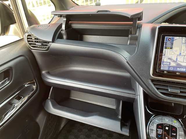 トヨタ ヴォクシー ハイブリッド ZS 煌Ⅲ 神奈川県 2021(令3)年 5.5万km ブラック ワンオーナー				/純正9インチSDナビ【NSZT-Y68T】			/・DTV/SD/CD/DVD/REC/BT				/純正フリップダウンモニター/バックカメラ/クリアランスソナー/ハーフレザーシート/前席シートヒーター/ビルトインETC2.0/ToyotaSafetySense/・プリクラッシュセーフティー/・レーンディパーチャーアラート				/・オートマチックハイビーム/・先行車発進告知機能/両側パワースライドドア/クルーズコントロール/ドライブレコーダー/社外15インチAW/サマータイヤ付純正17インチAW車載		/オートライト/純正LEDヘッドライト				/フォグランプ			/プッシュEgスタート/ストップ			/スマートキー×2	/ドアバイザー/純正フロアマット/取扱説明書/ナビ取扱説明書				/新車時保証書