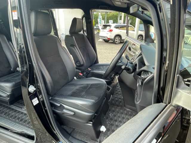 トヨタ ヴォクシー ハイブリッド ZS 煌Ⅲ 神奈川県 2021(令3)年 5.5万km ブラック ワンオーナー				/純正9インチSDナビ【NSZT-Y68T】			/・DTV/SD/CD/DVD/REC/BT				/純正フリップダウンモニター/バックカメラ/クリアランスソナー/ハーフレザーシート/前席シートヒーター/ビルトインETC2.0/ToyotaSafetySense/・プリクラッシュセーフティー/・レーンディパーチャーアラート				/・オートマチックハイビーム/・先行車発進告知機能/両側パワースライドドア/クルーズコントロール/ドライブレコーダー/社外15インチAW/サマータイヤ付純正17インチAW車載		/オートライト/純正LEDヘッドライト				/フォグランプ			/プッシュEgスタート/ストップ			/スマートキー×2	/ドアバイザー/純正フロアマット/取扱説明書/ナビ取扱説明書				/新車時保証書