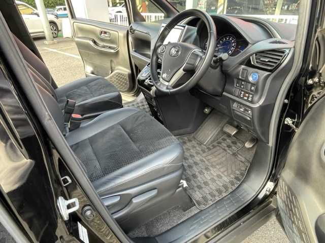 トヨタ ヴォクシー ハイブリッド ZS 煌Ⅲ 神奈川県 2021(令3)年 5.5万km ブラック ワンオーナー				/純正9インチSDナビ【NSZT-Y68T】			/・DTV/SD/CD/DVD/REC/BT				/純正フリップダウンモニター/バックカメラ/クリアランスソナー/ハーフレザーシート/前席シートヒーター/ビルトインETC2.0/ToyotaSafetySense/・プリクラッシュセーフティー/・レーンディパーチャーアラート				/・オートマチックハイビーム/・先行車発進告知機能/両側パワースライドドア/クルーズコントロール/ドライブレコーダー/社外15インチAW/サマータイヤ付純正17インチAW車載		/オートライト/純正LEDヘッドライト				/フォグランプ			/プッシュEgスタート/ストップ			/スマートキー×2	/ドアバイザー/純正フロアマット/取扱説明書/ナビ取扱説明書				/新車時保証書