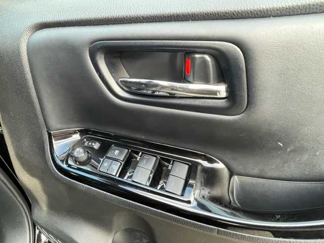 トヨタ ヴォクシー ハイブリッド ZS 煌Ⅲ 神奈川県 2021(令3)年 5.5万km ブラック ワンオーナー				/純正9インチSDナビ【NSZT-Y68T】			/・DTV/SD/CD/DVD/REC/BT				/純正フリップダウンモニター/バックカメラ/クリアランスソナー/ハーフレザーシート/前席シートヒーター/ビルトインETC2.0/ToyotaSafetySense/・プリクラッシュセーフティー/・レーンディパーチャーアラート				/・オートマチックハイビーム/・先行車発進告知機能/両側パワースライドドア/クルーズコントロール/ドライブレコーダー/社外15インチAW/サマータイヤ付純正17インチAW車載		/オートライト/純正LEDヘッドライト				/フォグランプ			/プッシュEgスタート/ストップ			/スマートキー×2	/ドアバイザー/純正フロアマット/取扱説明書/ナビ取扱説明書				/新車時保証書