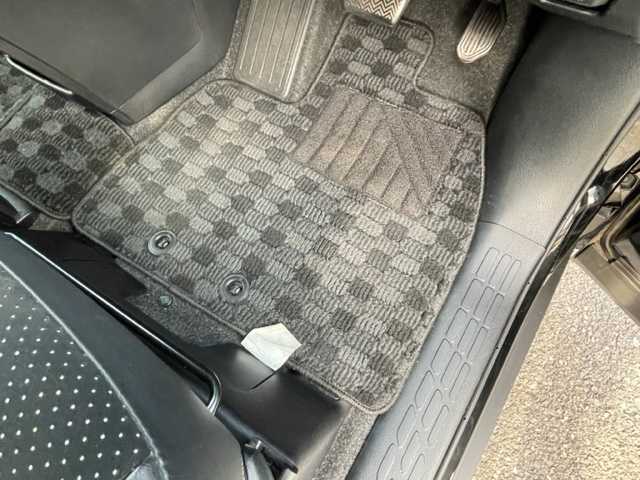 トヨタ ヴォクシー ハイブリッド ZS 煌Ⅲ 神奈川県 2021(令3)年 5.5万km ブラック ワンオーナー				/純正9インチSDナビ【NSZT-Y68T】			/・DTV/SD/CD/DVD/REC/BT				/純正フリップダウンモニター/バックカメラ/クリアランスソナー/ハーフレザーシート/前席シートヒーター/ビルトインETC2.0/ToyotaSafetySense/・プリクラッシュセーフティー/・レーンディパーチャーアラート				/・オートマチックハイビーム/・先行車発進告知機能/両側パワースライドドア/クルーズコントロール/ドライブレコーダー/社外15インチAW/サマータイヤ付純正17インチAW車載		/オートライト/純正LEDヘッドライト				/フォグランプ			/プッシュEgスタート/ストップ			/スマートキー×2	/ドアバイザー/純正フロアマット/取扱説明書/ナビ取扱説明書				/新車時保証書