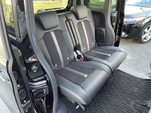 トヨタ ヴォクシー ハイブリッド ZS 煌Ⅲ 神奈川県 2021(令3)年 5.5万km ブラック ワンオーナー				/純正9インチSDナビ【NSZT-Y68T】			/・DTV/SD/CD/DVD/REC/BT				/純正フリップダウンモニター/バックカメラ/クリアランスソナー/ハーフレザーシート/前席シートヒーター/ビルトインETC2.0/ToyotaSafetySense/・プリクラッシュセーフティー/・レーンディパーチャーアラート				/・オートマチックハイビーム/・先行車発進告知機能/両側パワースライドドア/クルーズコントロール/ドライブレコーダー/社外15インチAW/サマータイヤ付純正17インチAW車載		/オートライト/純正LEDヘッドライト				/フォグランプ			/プッシュEgスタート/ストップ			/スマートキー×2	/ドアバイザー/純正フロアマット/取扱説明書/ナビ取扱説明書				/新車時保証書