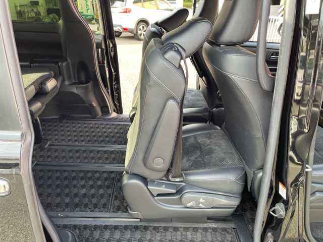 トヨタ ヴォクシー ハイブリッド ZS 煌Ⅲ 神奈川県 2021(令3)年 5.5万km ブラック ワンオーナー				/純正9インチSDナビ【NSZT-Y68T】			/・DTV/SD/CD/DVD/REC/BT				/純正フリップダウンモニター/バックカメラ/クリアランスソナー/ハーフレザーシート/前席シートヒーター/ビルトインETC2.0/ToyotaSafetySense/・プリクラッシュセーフティー/・レーンディパーチャーアラート				/・オートマチックハイビーム/・先行車発進告知機能/両側パワースライドドア/クルーズコントロール/ドライブレコーダー/社外15インチAW/サマータイヤ付純正17インチAW車載		/オートライト/純正LEDヘッドライト				/フォグランプ			/プッシュEgスタート/ストップ			/スマートキー×2	/ドアバイザー/純正フロアマット/取扱説明書/ナビ取扱説明書				/新車時保証書