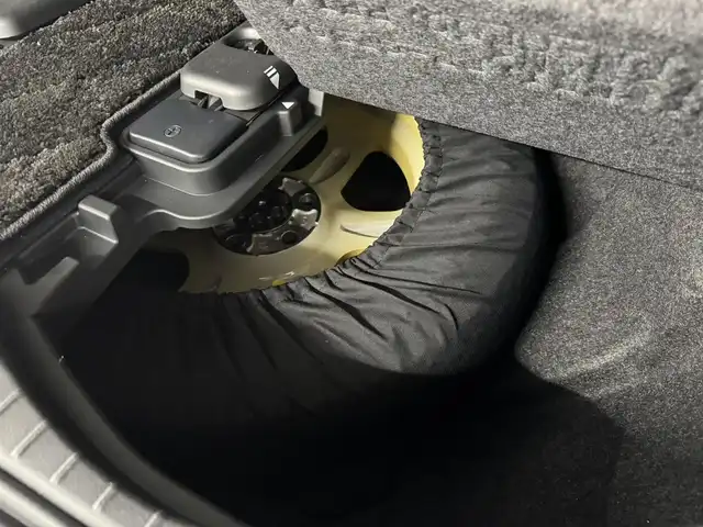 トヨタ アルファード Z 三重県 2024(令6)年 2.3万km プラチナホワイトパールマイカ ガソリン/FF/MTモード付フロアCVT/純正 14インチ ディスプレイオーディオPlus ＋ ナビ/（FM/AM/TV/Bluetooth/USB/iPod/Miracast/CarPlay/AndroidAuto）/パノラミックビューモニター（床下透過表示機能付）/両側パワースライドドア/ETC2.0/Toyota Safety Sense/●PCS、LTA、レーダークルコン、アダプティブハイビーム、RSA、プロアクティブドライビングアシスト、緊急操舵支援＋前後クロストラフィックアラート*/●パーキングサポートブレーキ/・BSM/LCA/安心降車アシスト/・アドバンスト・ドライブ/アドバンスト・パーク/など/装備/・左右独立ムーンルーフ*/・合皮シート（ブラック）/・シートヒーター＆ベンチレーション（D/N/2nd）/・ステアリングヒーター/・パワーシート（Dメモリー付8way/N4way/2ndリクライニング＆オットマン）/・パワーバックドア/・カラーヘッドアップディスプレイ/・100Vコンセント（100W）/・タッチトレーサーオペレーション/・3眼LEDヘッドランプ/・オートワイパー/・おくだけ充電/・19inAW/・取/・スマートキーx1/など/*…メーカーOP