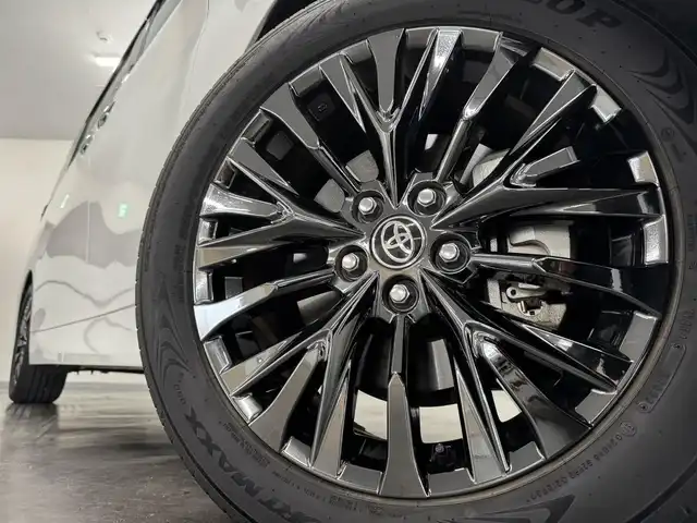 トヨタ アルファード Z 三重県 2024(令6)年 2.3万km プラチナホワイトパールマイカ ガソリン/FF/MTモード付フロアCVT/純正 14インチ ディスプレイオーディオPlus ＋ ナビ/（FM/AM/TV/Bluetooth/USB/iPod/Miracast/CarPlay/AndroidAuto）/パノラミックビューモニター（床下透過表示機能付）/両側パワースライドドア/ETC2.0/Toyota Safety Sense/●PCS、LTA、レーダークルコン、アダプティブハイビーム、RSA、プロアクティブドライビングアシスト、緊急操舵支援＋前後クロストラフィックアラート*/●パーキングサポートブレーキ/・BSM/LCA/安心降車アシスト/・アドバンスト・ドライブ/アドバンスト・パーク/など/装備/・左右独立ムーンルーフ*/・合皮シート（ブラック）/・シートヒーター＆ベンチレーション（D/N/2nd）/・ステアリングヒーター/・パワーシート（Dメモリー付8way/N4way/2ndリクライニング＆オットマン）/・パワーバックドア/・カラーヘッドアップディスプレイ/・100Vコンセント（100W）/・タッチトレーサーオペレーション/・3眼LEDヘッドランプ/・オートワイパー/・おくだけ充電/・19inAW/・取/・スマートキーx1/など/*…メーカーOP