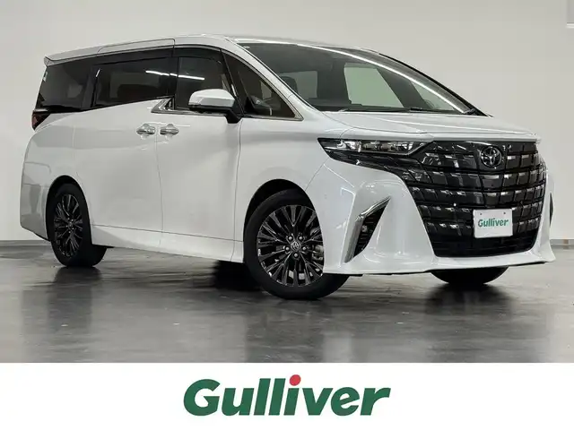 トヨタ アルファード Z 三重県 2024(令6)年 2.3万km プラチナホワイトパールマイカ ガソリン/FF/MTモード付フロアCVT/純正 14インチ ディスプレイオーディオPlus ＋ ナビ/（FM/AM/TV/Bluetooth/USB/iPod/Miracast/CarPlay/AndroidAuto）/パノラミックビューモニター（床下透過表示機能付）/両側パワースライドドア/ETC2.0/Toyota Safety Sense/●PCS、LTA、レーダークルコン、アダプティブハイビーム、RSA、プロアクティブドライビングアシスト、緊急操舵支援＋前後クロストラフィックアラート*/●パーキングサポートブレーキ/・BSM/LCA/安心降車アシスト/・アドバンスト・ドライブ/アドバンスト・パーク/など/装備/・左右独立ムーンルーフ*/・合皮シート（ブラック）/・シートヒーター＆ベンチレーション（D/N/2nd）/・ステアリングヒーター/・パワーシート（Dメモリー付8way/N4way/2ndリクライニング＆オットマン）/・パワーバックドア/・カラーヘッドアップディスプレイ/・100Vコンセント（100W）/・タッチトレーサーオペレーション/・3眼LEDヘッドランプ/・オートワイパー/・おくだけ充電/・19inAW/・取/・スマートキーx1/など/*…メーカーOP