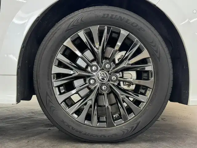 トヨタ アルファード Z 三重県 2024(令6)年 2.3万km プラチナホワイトパールマイカ ガソリン/FF/MTモード付フロアCVT/純正 14インチ ディスプレイオーディオPlus ＋ ナビ/（FM/AM/TV/Bluetooth/USB/iPod/Miracast/CarPlay/AndroidAuto）/パノラミックビューモニター（床下透過表示機能付）/両側パワースライドドア/ETC2.0/Toyota Safety Sense/●PCS、LTA、レーダークルコン、アダプティブハイビーム、RSA、プロアクティブドライビングアシスト、緊急操舵支援＋前後クロストラフィックアラート*/●パーキングサポートブレーキ/・BSM/LCA/安心降車アシスト/・アドバンスト・ドライブ/アドバンスト・パーク/など/装備/・左右独立ムーンルーフ*/・合皮シート（ブラック）/・シートヒーター＆ベンチレーション（D/N/2nd）/・ステアリングヒーター/・パワーシート（Dメモリー付8way/N4way/2ndリクライニング＆オットマン）/・パワーバックドア/・カラーヘッドアップディスプレイ/・100Vコンセント（100W）/・タッチトレーサーオペレーション/・3眼LEDヘッドランプ/・オートワイパー/・おくだけ充電/・19inAW/・取/・スマートキーx1/など/*…メーカーOP