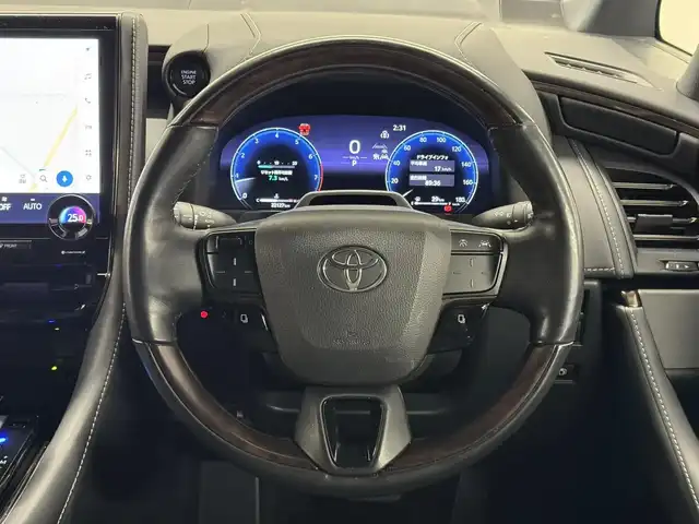 トヨタ アルファード Z 三重県 2024(令6)年 2.3万km プラチナホワイトパールマイカ ガソリン/FF/MTモード付フロアCVT/純正 14インチ ディスプレイオーディオPlus ＋ ナビ/（FM/AM/TV/Bluetooth/USB/iPod/Miracast/CarPlay/AndroidAuto）/パノラミックビューモニター（床下透過表示機能付）/両側パワースライドドア/ETC2.0/Toyota Safety Sense/●PCS、LTA、レーダークルコン、アダプティブハイビーム、RSA、プロアクティブドライビングアシスト、緊急操舵支援＋前後クロストラフィックアラート*/●パーキングサポートブレーキ/・BSM/LCA/安心降車アシスト/・アドバンスト・ドライブ/アドバンスト・パーク/など/装備/・左右独立ムーンルーフ*/・合皮シート（ブラック）/・シートヒーター＆ベンチレーション（D/N/2nd）/・ステアリングヒーター/・パワーシート（Dメモリー付8way/N4way/2ndリクライニング＆オットマン）/・パワーバックドア/・カラーヘッドアップディスプレイ/・100Vコンセント（100W）/・タッチトレーサーオペレーション/・3眼LEDヘッドランプ/・オートワイパー/・おくだけ充電/・19inAW/・取/・スマートキーx1/など/*…メーカーOP