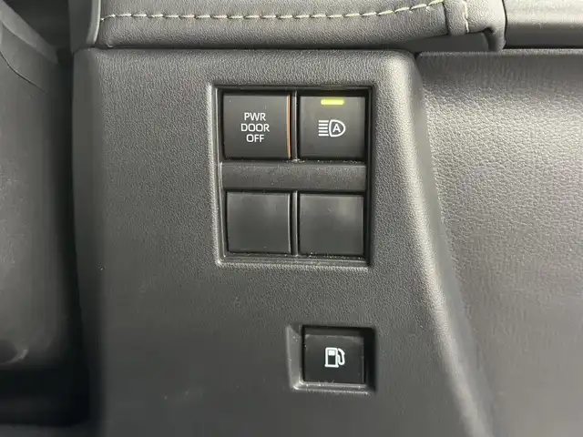 トヨタ アルファード Z 三重県 2024(令6)年 2.3万km プラチナホワイトパールマイカ ガソリン/FF/MTモード付フロアCVT/純正 14インチ ディスプレイオーディオPlus ＋ ナビ/（FM/AM/TV/Bluetooth/USB/iPod/Miracast/CarPlay/AndroidAuto）/パノラミックビューモニター（床下透過表示機能付）/両側パワースライドドア/ETC2.0/Toyota Safety Sense/●PCS、LTA、レーダークルコン、アダプティブハイビーム、RSA、プロアクティブドライビングアシスト、緊急操舵支援＋前後クロストラフィックアラート*/●パーキングサポートブレーキ/・BSM/LCA/安心降車アシスト/・アドバンスト・ドライブ/アドバンスト・パーク/など/装備/・左右独立ムーンルーフ*/・合皮シート（ブラック）/・シートヒーター＆ベンチレーション（D/N/2nd）/・ステアリングヒーター/・パワーシート（Dメモリー付8way/N4way/2ndリクライニング＆オットマン）/・パワーバックドア/・カラーヘッドアップディスプレイ/・100Vコンセント（100W）/・タッチトレーサーオペレーション/・3眼LEDヘッドランプ/・オートワイパー/・おくだけ充電/・19inAW/・取/・スマートキーx1/など/*…メーカーOP