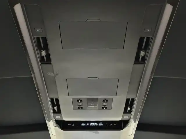 トヨタ アルファード Z 三重県 2024(令6)年 2.3万km プラチナホワイトパールマイカ ガソリン/FF/MTモード付フロアCVT/純正 14インチ ディスプレイオーディオPlus ＋ ナビ/（FM/AM/TV/Bluetooth/USB/iPod/Miracast/CarPlay/AndroidAuto）/パノラミックビューモニター（床下透過表示機能付）/両側パワースライドドア/ETC2.0/Toyota Safety Sense/●PCS、LTA、レーダークルコン、アダプティブハイビーム、RSA、プロアクティブドライビングアシスト、緊急操舵支援＋前後クロストラフィックアラート*/●パーキングサポートブレーキ/・BSM/LCA/安心降車アシスト/・アドバンスト・ドライブ/アドバンスト・パーク/など/装備/・左右独立ムーンルーフ*/・合皮シート（ブラック）/・シートヒーター＆ベンチレーション（D/N/2nd）/・ステアリングヒーター/・パワーシート（Dメモリー付8way/N4way/2ndリクライニング＆オットマン）/・パワーバックドア/・カラーヘッドアップディスプレイ/・100Vコンセント（100W）/・タッチトレーサーオペレーション/・3眼LEDヘッドランプ/・オートワイパー/・おくだけ充電/・19inAW/・取/・スマートキーx1/など/*…メーカーOP