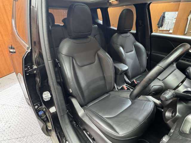 クライスラー・ジープ ジープ レネゲード リミテッド 千葉県 2020(令2)年 5.9万km 黒 パノラマＳＲ　/黒革シート　/ＡＣＣ　/ナビ　/ＴＶ　/Ｂカメラ　/ＣａｒＰｌａｙ　/Ｂｌｕｅｔｏｏｔｈ接続　/電動シート　/シートヒーター　/ステアリングＨ　/ＬＥＤヘッドライト　/衝突軽減ブレーキ　/ＢＳＭ　/ＬＫＡ/ＥＴＣ