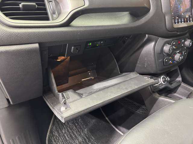 クライスラー・ジープ ジープ レネゲード リミテッド 千葉県 2020(令2)年 5.9万km 黒 パノラマＳＲ　/黒革シート　/ＡＣＣ　/ナビ　/ＴＶ　/Ｂカメラ　/ＣａｒＰｌａｙ　/Ｂｌｕｅｔｏｏｔｈ接続　/電動シート　/シートヒーター　/ステアリングＨ　/ＬＥＤヘッドライト　/衝突軽減ブレーキ　/ＢＳＭ　/ＬＫＡ/ＥＴＣ