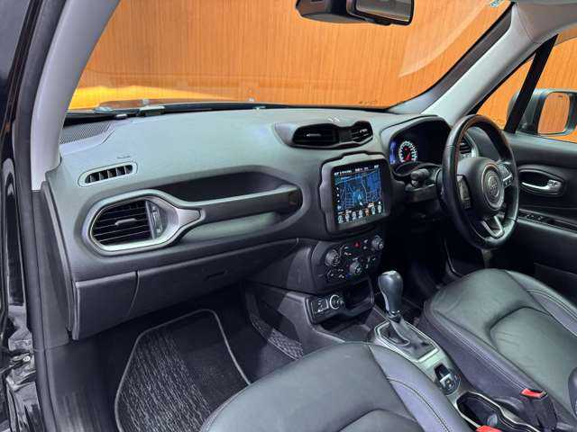 クライスラー・ジープ ジープ レネゲード リミテッド 千葉県 2020(令2)年 5.9万km 黒 パノラマＳＲ　/黒革シート　/ＡＣＣ　/ナビ　/ＴＶ　/Ｂカメラ　/ＣａｒＰｌａｙ　/Ｂｌｕｅｔｏｏｔｈ接続　/電動シート　/シートヒーター　/ステアリングＨ　/ＬＥＤヘッドライト　/衝突軽減ブレーキ　/ＢＳＭ　/ＬＫＡ/ＥＴＣ