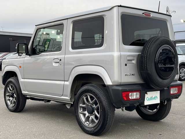 スズキ ジムニー XC 道東・釧路十勝 2024(令6)年 2.8万km シルキーシルバーメタリック 4WD/ナビ　MDV-D311W/(AM/FM/CD/DVD/BT)/ドライブレコーダー 前のみ/ETC/バックカメラ/シートヒーター　前席/純正16インチAW/社外フロアマット/背面タイヤ/ヘッドライトウォッシャー/フォグランプ/アイドリングストップ/クルーズコントロール 追従なし/コーナーセンサー　前後/レーンキープアシスト/ダウンヒルアシスト/オートライト/ライトレベライザー/盗難防止装置/ABS/横滑り防止装置