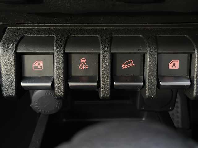 スズキ ジムニー XC 道東・釧路十勝 2024(令6)年 2.8万km シルキーシルバーメタリック 4WD/ナビ　MDV-D311W/(AM/FM/CD/DVD/BT)/ドライブレコーダー 前のみ/ETC/バックカメラ/シートヒーター　前席/純正16インチAW/社外フロアマット/背面タイヤ/ヘッドライトウォッシャー/フォグランプ/アイドリングストップ/クルーズコントロール 追従なし/コーナーセンサー　前後/レーンキープアシスト/ダウンヒルアシスト/オートライト/ライトレベライザー/盗難防止装置/ABS/横滑り防止装置