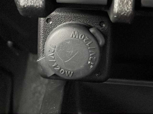 スズキ ジムニー XC 道東・釧路十勝 2024(令6)年 2.8万km シルキーシルバーメタリック 4WD/ナビ　MDV-D311W/(AM/FM/CD/DVD/BT)/ドライブレコーダー 前のみ/ETC/バックカメラ/シートヒーター　前席/純正16インチAW/社外フロアマット/背面タイヤ/ヘッドライトウォッシャー/フォグランプ/アイドリングストップ/クルーズコントロール 追従なし/コーナーセンサー　前後/レーンキープアシスト/ダウンヒルアシスト/オートライト/ライトレベライザー/盗難防止装置/ABS/横滑り防止装置