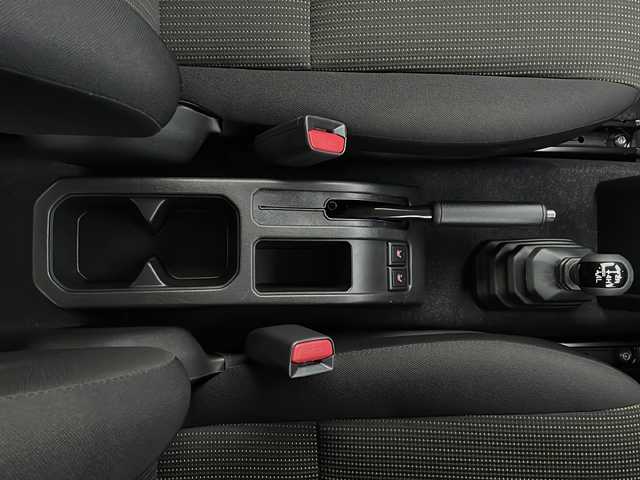 スズキ ジムニー XC 道東・釧路十勝 2024(令6)年 2.8万km シルキーシルバーメタリック 4WD/ナビ　MDV-D311W/(AM/FM/CD/DVD/BT)/ドライブレコーダー 前のみ/ETC/バックカメラ/シートヒーター　前席/純正16インチAW/社外フロアマット/背面タイヤ/ヘッドライトウォッシャー/フォグランプ/アイドリングストップ/クルーズコントロール 追従なし/コーナーセンサー　前後/レーンキープアシスト/ダウンヒルアシスト/オートライト/ライトレベライザー/盗難防止装置/ABS/横滑り防止装置