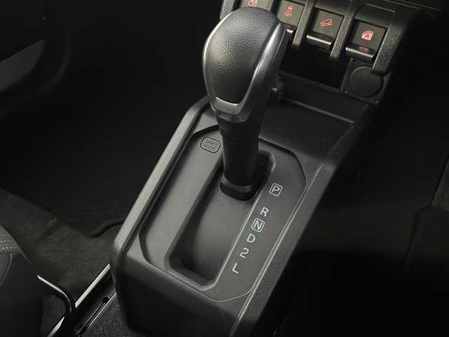 スズキ ジムニー XC 道東・釧路十勝 2024(令6)年 2.8万km シルキーシルバーメタリック 4WD/ナビ　MDV-D311W/(AM/FM/CD/DVD/BT)/ドライブレコーダー 前のみ/ETC/バックカメラ/シートヒーター　前席/純正16インチAW/社外フロアマット/背面タイヤ/ヘッドライトウォッシャー/フォグランプ/アイドリングストップ/クルーズコントロール 追従なし/コーナーセンサー　前後/レーンキープアシスト/ダウンヒルアシスト/オートライト/ライトレベライザー/盗難防止装置/ABS/横滑り防止装置