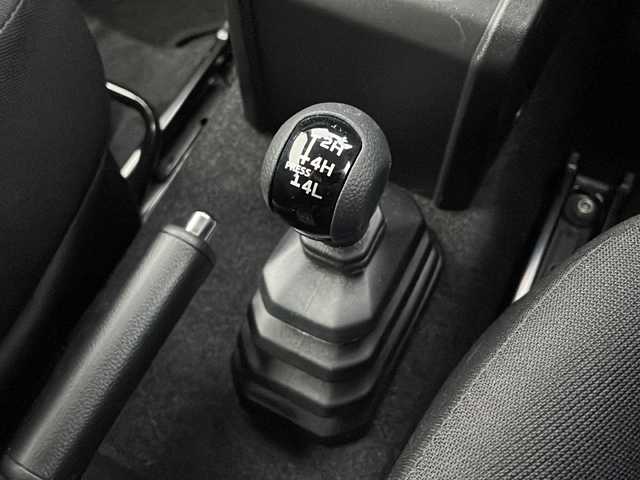 スズキ ジムニー XC 道東・釧路十勝 2024(令6)年 2.8万km シルキーシルバーメタリック 4WD/ナビ　MDV-D311W/(AM/FM/CD/DVD/BT)/ドライブレコーダー 前のみ/ETC/バックカメラ/シートヒーター　前席/純正16インチAW/社外フロアマット/背面タイヤ/ヘッドライトウォッシャー/フォグランプ/アイドリングストップ/クルーズコントロール 追従なし/コーナーセンサー　前後/レーンキープアシスト/ダウンヒルアシスト/オートライト/ライトレベライザー/盗難防止装置/ABS/横滑り防止装置