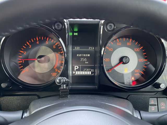 スズキ ジムニー XC 道東・釧路十勝 2024(令6)年 2.8万km シルキーシルバーメタリック 4WD/ナビ　MDV-D311W/(AM/FM/CD/DVD/BT)/ドライブレコーダー 前のみ/ETC/バックカメラ/シートヒーター　前席/純正16インチAW/社外フロアマット/背面タイヤ/ヘッドライトウォッシャー/フォグランプ/アイドリングストップ/クルーズコントロール 追従なし/コーナーセンサー　前後/レーンキープアシスト/ダウンヒルアシスト/オートライト/ライトレベライザー/盗難防止装置/ABS/横滑り防止装置