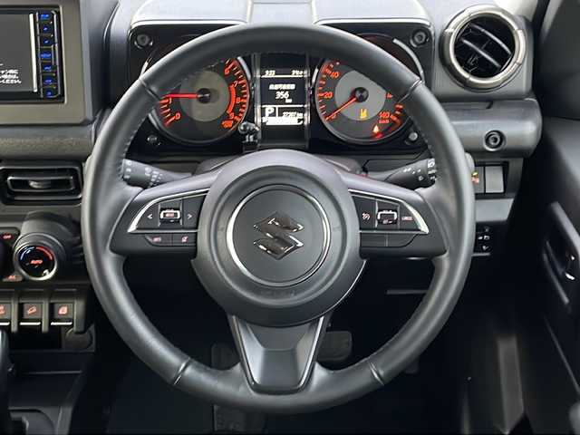 スズキ ジムニー XC 道東・釧路十勝 2024(令6)年 2.8万km シルキーシルバーメタリック 4WD/ナビ　MDV-D311W/(AM/FM/CD/DVD/BT)/ドライブレコーダー 前のみ/ETC/バックカメラ/シートヒーター　前席/純正16インチAW/社外フロアマット/背面タイヤ/ヘッドライトウォッシャー/フォグランプ/アイドリングストップ/クルーズコントロール 追従なし/コーナーセンサー　前後/レーンキープアシスト/ダウンヒルアシスト/オートライト/ライトレベライザー/盗難防止装置/ABS/横滑り防止装置