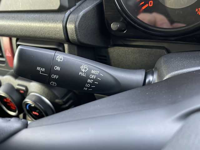 スズキ ジムニー XC 道東・釧路十勝 2024(令6)年 2.8万km シルキーシルバーメタリック 4WD/ナビ　MDV-D311W/(AM/FM/CD/DVD/BT)/ドライブレコーダー 前のみ/ETC/バックカメラ/シートヒーター　前席/純正16インチAW/社外フロアマット/背面タイヤ/ヘッドライトウォッシャー/フォグランプ/アイドリングストップ/クルーズコントロール 追従なし/コーナーセンサー　前後/レーンキープアシスト/ダウンヒルアシスト/オートライト/ライトレベライザー/盗難防止装置/ABS/横滑り防止装置