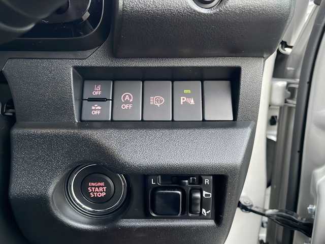 スズキ ジムニー XC 道東・釧路十勝 2024(令6)年 2.8万km シルキーシルバーメタリック 4WD/ナビ　MDV-D311W/(AM/FM/CD/DVD/BT)/ドライブレコーダー 前のみ/ETC/バックカメラ/シートヒーター　前席/純正16インチAW/社外フロアマット/背面タイヤ/ヘッドライトウォッシャー/フォグランプ/アイドリングストップ/クルーズコントロール 追従なし/コーナーセンサー　前後/レーンキープアシスト/ダウンヒルアシスト/オートライト/ライトレベライザー/盗難防止装置/ABS/横滑り防止装置