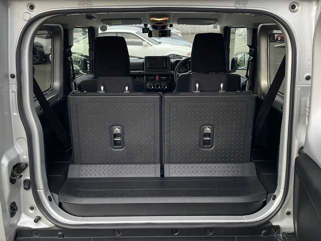 スズキ ジムニー XC 道東・釧路十勝 2024(令6)年 2.8万km シルキーシルバーメタリック 4WD/ナビ　MDV-D311W/(AM/FM/CD/DVD/BT)/ドライブレコーダー 前のみ/ETC/バックカメラ/シートヒーター　前席/純正16インチAW/社外フロアマット/背面タイヤ/ヘッドライトウォッシャー/フォグランプ/アイドリングストップ/クルーズコントロール 追従なし/コーナーセンサー　前後/レーンキープアシスト/ダウンヒルアシスト/オートライト/ライトレベライザー/盗難防止装置/ABS/横滑り防止装置