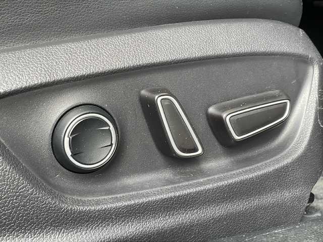 トヨタ プリウス ＰＨＶ A レザーパッケージ 沖縄県 2018(平30)年 8.6万km ホワイトパールクリスタルシャイン 禁煙車/トヨタセーフティセンス/純正ナビ/バックカメラ/レーダークルーズコントロール/前方ドラレコ/ビルトインＥＴＣ２．０/ＢＳＭ/革巻きステアリング/ステアリングスイッチ/電動格納ウィンカーミラー/ステアリングヒーター/パーキングアシスト/レザーシート/前席シートヒーター/社外１８インチアルミ/モデリスタエアロ/ＬＥＤライト/オートライト/フォグランプ/オートマチックハイビーム