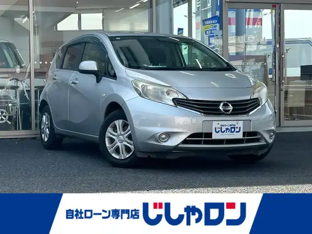 日産 ノート X 岐阜県 2013(平25)年 3.7万km ブリリアントシルバー (株)IDOMが運営する【じしゃロン多治見店】の自社ローン専用車両になります。こちらは現金またはオートローンご利用時の価格です。自社ローンご希望の方は別途その旨お申付け下さい。/純正ナビ/　（CD/ワンセグ/Bluetooth）/バックカメラ/スタータースイッチ/電動格納ミラー