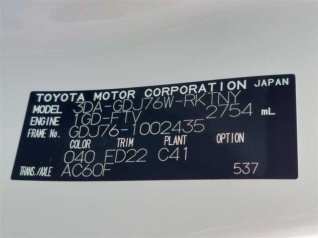 トヨタ ランドクルーザー AX 東京都 2024(令6)年 0.2万km スーパーホワイトⅡ デュアルモードオートマチックロッキングハブ/電動デフロック（フロント/リア）/オプティトロンメーター/純正ナビ（NMZK-W73D）/BluetoothAudio/CD/DVD/TV/AM/FM/バックカメラ/クルーズコントロール/ヒルスタートアシストコントロール/ダウンヒルアシストコントロール/合皮/ファブリックコンビシート/セーフティセンス/LEDヘッドランプ/純正フロアマット/265/70R16タイヤ/16インチAW/ETC/ドラレコ（前後）/背面タイヤ/背面タイヤカバー/リアヒーター/リモコンキー・スペアキー/充電用USBタイプC端子