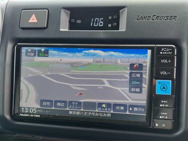 トヨタ ランドクルーザー AX 東京都 2024(令6)年 0.2万km スーパーホワイトⅡ デュアルモードオートマチックロッキングハブ/電動デフロック（フロント/リア）/オプティトロンメーター/純正ナビ（NMZK-W73D）/BluetoothAudio/CD/DVD/TV/AM/FM/バックカメラ/クルーズコントロール/ヒルスタートアシストコントロール/ダウンヒルアシストコントロール/合皮/ファブリックコンビシート/セーフティセンス/LEDヘッドランプ/純正フロアマット/265/70R16タイヤ/16インチAW/ETC/ドラレコ（前後）/背面タイヤ/背面タイヤカバー/リアヒーター/リモコンキー・スペアキー/充電用USBタイプC端子