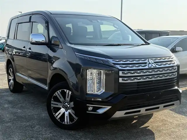 三菱 デリカＤ：５ P 佐賀県 2023(令5)年 4.1万km グレーⅡ 純正ナビ/パートタイム4WD/全方位カメラ/8人乗り/ディーゼルターボ/レーダークルーズコントロール/衝突被害軽減ブレーキ/レーンキープアシスト/電動リアゲート/両側パワースライドドア/ステアリングヒーター/シートカバー/シートヒーター（運転席/助手席）/ETC/ドライブレコーダー/防眩ミラー/パドルシフト/純正18インチAW