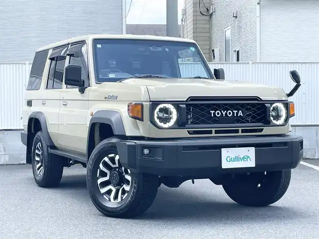 トヨタ ランドクルーザー AX 栃木県 2024(令6)年 0.7万km ベージュ ワンオーナー/AUTHORセキュリティ/carrozzeriaナビ（BT/フルセグTV/FM/AM/CD/DVD)/バックカメラ/クルーズコントロール/セーフティセンス/LEDヘッドランプ/純正フロアマット/ETC/ドライブレコーダー/背面タイヤ/リモコンキー/スペアキー（１本）/保障証/取扱説明書