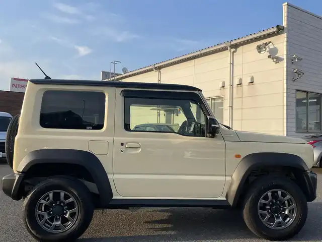 スズキ ジムニー シエラ JC 広島県 2022(令4)年 2.9万km シフォンアイボリーメタリックブラック2トーンルーフ 禁煙車/パートタイム４WD/トランスファーレバー/純正SDナビ(CN-RZ870)/　【CD/DVD/BT/フルセグTV】/バックカメラ/ステアリングスイッチ/クルーズコントロール(追従走行なし)/衝突被害軽減システム/車線逸脱警報/横滑防止装置/盗難防止装置/シートヒーター（D・N席）/ETC/オートライト/純正LEDライト/フォグランプ/ヘッドライトウォッシャー/プッシュスタート/スマートキー/アイドリングストップ/純正アルミホイール 15インチ/純正フロアマット/新車時整備手帳（保証書）/取扱説明書