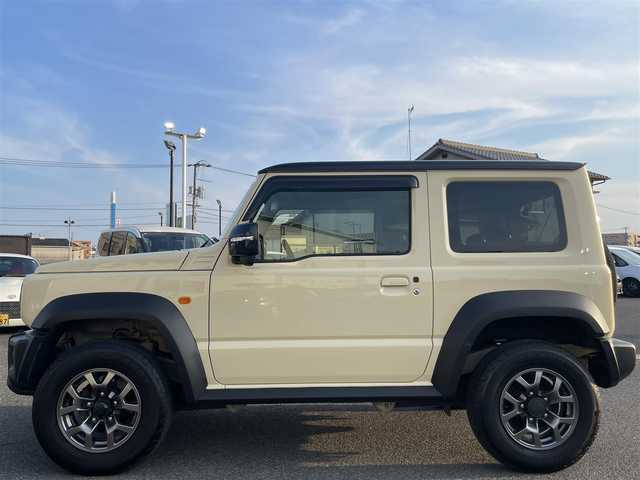 スズキ ジムニー シエラ JC 広島県 2022(令4)年 2.9万km シフォンアイボリーメタリックブラック2トーンルーフ 禁煙車/パートタイム４WD/トランスファーレバー/純正SDナビ(CN-RZ870)/　【CD/DVD/BT/フルセグTV】/バックカメラ/ステアリングスイッチ/クルーズコントロール(追従走行なし)/衝突被害軽減システム/車線逸脱警報/横滑防止装置/盗難防止装置/シートヒーター（D・N席）/ETC/オートライト/純正LEDライト/フォグランプ/ヘッドライトウォッシャー/プッシュスタート/スマートキー/アイドリングストップ/純正アルミホイール 15インチ/純正フロアマット/新車時整備手帳（保証書）/取扱説明書