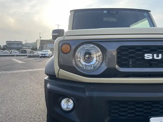 スズキ ジムニー シエラ JC 広島県 2022(令4)年 2.9万km シフォンアイボリーメタリックブラック2トーンルーフ 禁煙車/パートタイム４WD/トランスファーレバー/純正SDナビ(CN-RZ870)/　【CD/DVD/BT/フルセグTV】/バックカメラ/ステアリングスイッチ/クルーズコントロール(追従走行なし)/衝突被害軽減システム/車線逸脱警報/横滑防止装置/盗難防止装置/シートヒーター（D・N席）/ETC/オートライト/純正LEDライト/フォグランプ/ヘッドライトウォッシャー/プッシュスタート/スマートキー/アイドリングストップ/純正アルミホイール 15インチ/純正フロアマット/新車時整備手帳（保証書）/取扱説明書