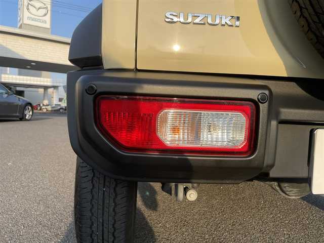 スズキ ジムニー シエラ JC 広島県 2022(令4)年 2.9万km シフォンアイボリーメタリックブラック2トーンルーフ 禁煙車/パートタイム４WD/トランスファーレバー/純正SDナビ(CN-RZ870)/　【CD/DVD/BT/フルセグTV】/バックカメラ/ステアリングスイッチ/クルーズコントロール(追従走行なし)/衝突被害軽減システム/車線逸脱警報/横滑防止装置/盗難防止装置/シートヒーター（D・N席）/ETC/オートライト/純正LEDライト/フォグランプ/ヘッドライトウォッシャー/プッシュスタート/スマートキー/アイドリングストップ/純正アルミホイール 15インチ/純正フロアマット/新車時整備手帳（保証書）/取扱説明書