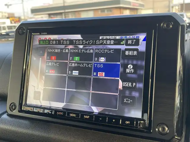 スズキ ジムニー シエラ JC 広島県 2022(令4)年 2.9万km シフォンアイボリーメタリックブラック2トーンルーフ 禁煙車/パートタイム４WD/トランスファーレバー/純正SDナビ(CN-RZ870)/　【CD/DVD/BT/フルセグTV】/バックカメラ/ステアリングスイッチ/クルーズコントロール(追従走行なし)/衝突被害軽減システム/車線逸脱警報/横滑防止装置/盗難防止装置/シートヒーター（D・N席）/ETC/オートライト/純正LEDライト/フォグランプ/ヘッドライトウォッシャー/プッシュスタート/スマートキー/アイドリングストップ/純正アルミホイール 15インチ/純正フロアマット/新車時整備手帳（保証書）/取扱説明書