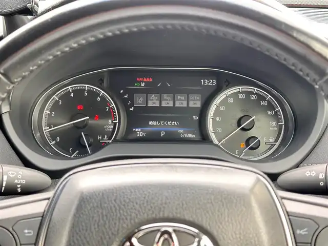 トヨタ ハリアー Z レザーパッケージ 徳島県 2020(令2)年 6.8万km ブラック 調光パノラマルーフ/スペアタイヤ/＝＝＝/セーフティセンス/・プリクラッシュセーフティ/・レーントレーシングアシスト/・レーダークルーズコントロール/・アダプティブハイビームシステム/・ロードサインアシスト/ブラインドスポットモニター/パーキングサポートブレーキ（前後方静止物/後方接近車両）/デジタルインナー/ヘッドアップディスプレイ/TコネクトSDナビゲーションシステム/・12.3インチナビ/・地デジTV/・AM/FMラジオ/・入力用USB端子/・AppleCarPlay/AndroidAuto/・ETC2.0/ハンズフリーパワーバックドア/レザーシート/前席パワーシート（運転席メモリー機能付）/シートヒーター／ベンチレーション/革巻きステアリング/ステアリングヒーター/スマートキー＆プッシュスタート/電動パーキングブレーキ/ブレーキホールド/LEDヘッドランプ/フォグランプ/オートライト/電動格納ミラー/純正19インチAW/純正フロアマット/W/サイド/カーテンエアバッグ