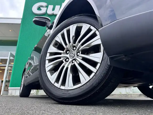 トヨタ ハリアー Z レザーパッケージ 徳島県 2020(令2)年 6.8万km ブラック 調光パノラマルーフ/スペアタイヤ/＝＝＝/セーフティセンス/・プリクラッシュセーフティ/・レーントレーシングアシスト/・レーダークルーズコントロール/・アダプティブハイビームシステム/・ロードサインアシスト/ブラインドスポットモニター/パーキングサポートブレーキ（前後方静止物/後方接近車両）/デジタルインナー/ヘッドアップディスプレイ/TコネクトSDナビゲーションシステム/・12.3インチナビ/・地デジTV/・AM/FMラジオ/・入力用USB端子/・AppleCarPlay/AndroidAuto/・ETC2.0/ハンズフリーパワーバックドア/レザーシート/前席パワーシート（運転席メモリー機能付）/シートヒーター／ベンチレーション/革巻きステアリング/ステアリングヒーター/スマートキー＆プッシュスタート/電動パーキングブレーキ/ブレーキホールド/LEDヘッドランプ/フォグランプ/オートライト/電動格納ミラー/純正19インチAW/純正フロアマット/W/サイド/カーテンエアバッグ