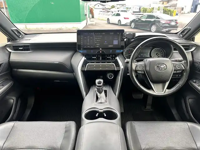 トヨタ ハリアー Z レザーパッケージ 徳島県 2020(令2)年 6.8万km ブラック 調光パノラマルーフ/スペアタイヤ/＝＝＝/セーフティセンス/・プリクラッシュセーフティ/・レーントレーシングアシスト/・レーダークルーズコントロール/・アダプティブハイビームシステム/・ロードサインアシスト/ブラインドスポットモニター/パーキングサポートブレーキ（前後方静止物/後方接近車両）/デジタルインナー/ヘッドアップディスプレイ/TコネクトSDナビゲーションシステム/・12.3インチナビ/・地デジTV/・AM/FMラジオ/・入力用USB端子/・AppleCarPlay/AndroidAuto/・ETC2.0/ハンズフリーパワーバックドア/レザーシート/前席パワーシート（運転席メモリー機能付）/シートヒーター／ベンチレーション/革巻きステアリング/ステアリングヒーター/スマートキー＆プッシュスタート/電動パーキングブレーキ/ブレーキホールド/LEDヘッドランプ/フォグランプ/オートライト/電動格納ミラー/純正19インチAW/純正フロアマット/W/サイド/カーテンエアバッグ