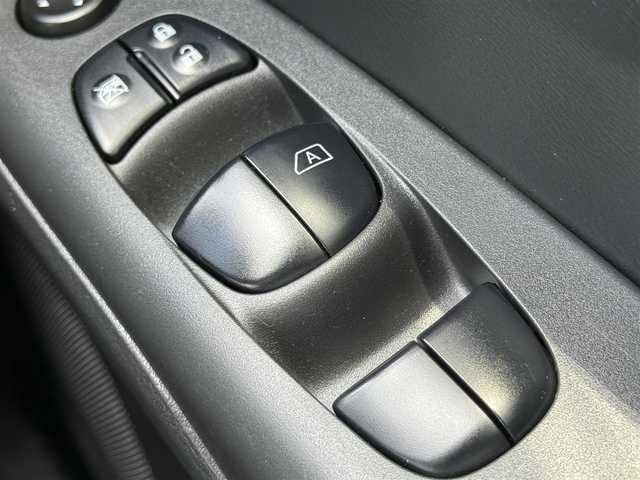 日産 セレナ ハイウェイスター 千葉県 2016(平28)年 6.3万km ブリリアントホワイトパール 社外メモリナビ（MDV-D706BTW）/　（BT/DVD/CD/AM/FM)/フルセグ/クルーズコントロール/バックカメラ/エマージェンシーブレーキ/レーンキープ/前後ドラレコ/両側イージークローザードア/オートライト/LEDライト/純正アルミホイール/アイドリングストップ