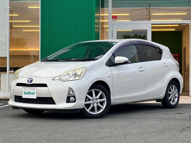トヨタ アクア G 静岡県 2013(平25)年 5.6万km ライムホワイトパールクリスタルシャイン エンジンスタートボタン/保証書/取扱説明書/記録簿/パワーステアリング/パワーウィンドウ/アイドリングストップ/スマートキー/スペアキー１本/オートエアコン/バックカメラ/純正ナビ/純正フロアマット/純正アルミホイール/ABS/横滑り防止装置/オートライト/Wエアバック